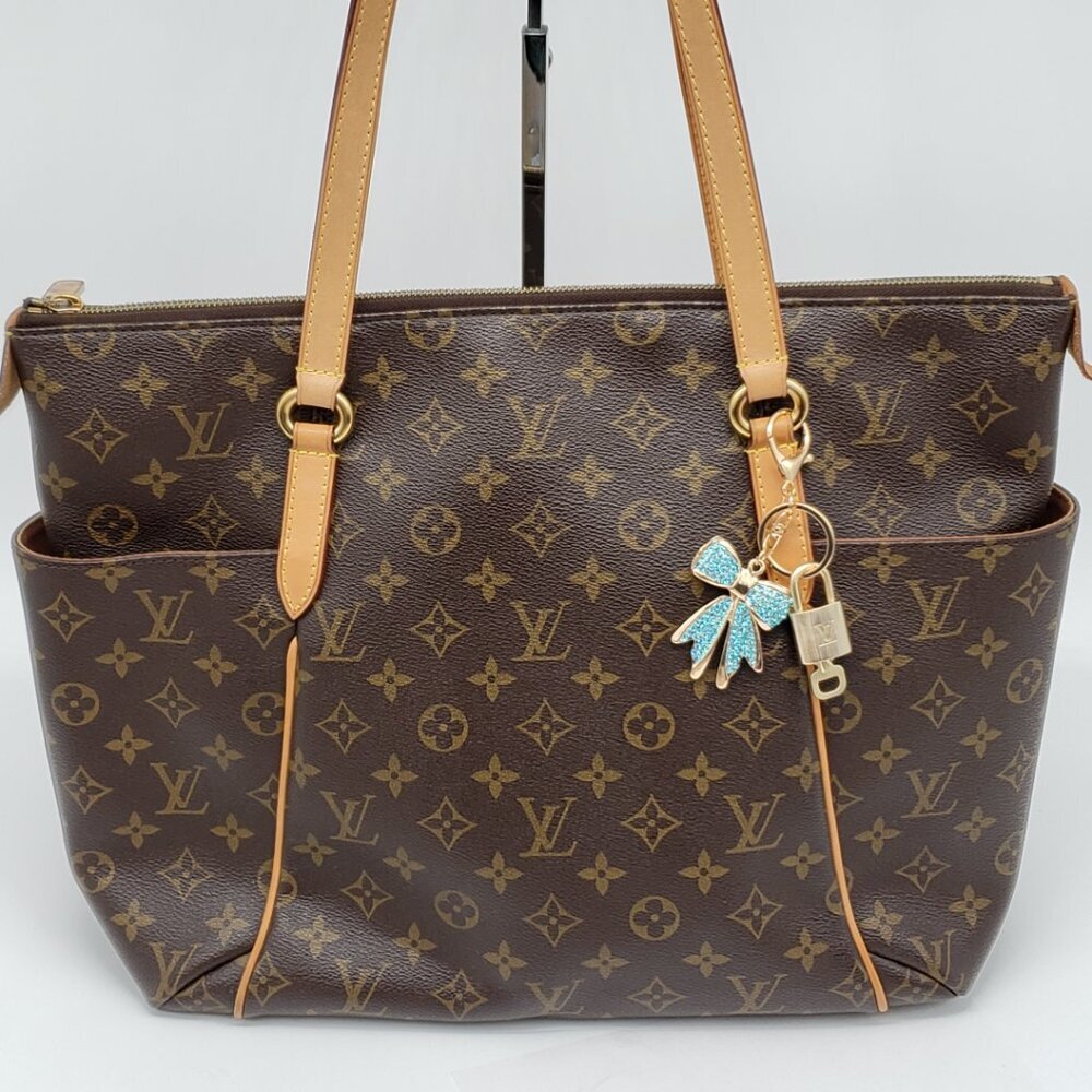 LV Gold Padlock 🔑 Authentic Louis Vuitton Charm + Unbranded Ribbon Keychain - Picture 3 of 7